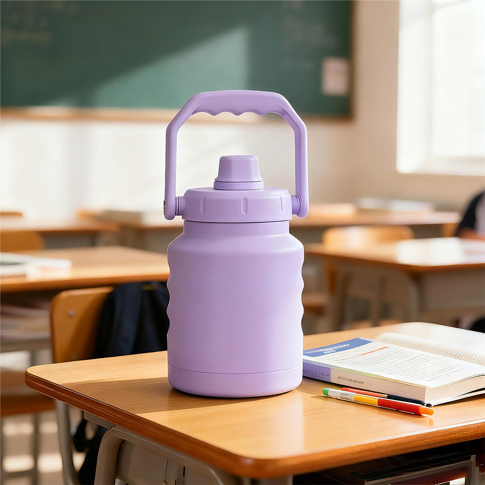 With a classic, customizable design, this 1.2L/1.8L stainless steel vacuum flask tumbler offers 12–24 hours of thermal insulation and a large, easy-grip handle.
