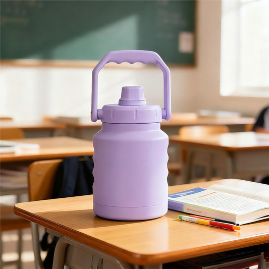 With a classic, customizable design, this 1.2L/1.8L stainless steel vacuum flask tumbler offers 12–24 hours of thermal insulation and a large, easy-grip handle.