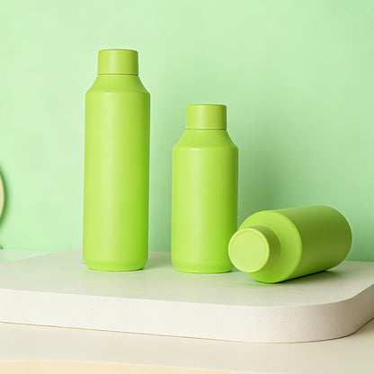 Ideal for sports and gym use, this 16oz/20oz/24oz bottle is made of 304 stainless steel, features a modern design, and offers vacuum insulation for both hot and cold drinks.
