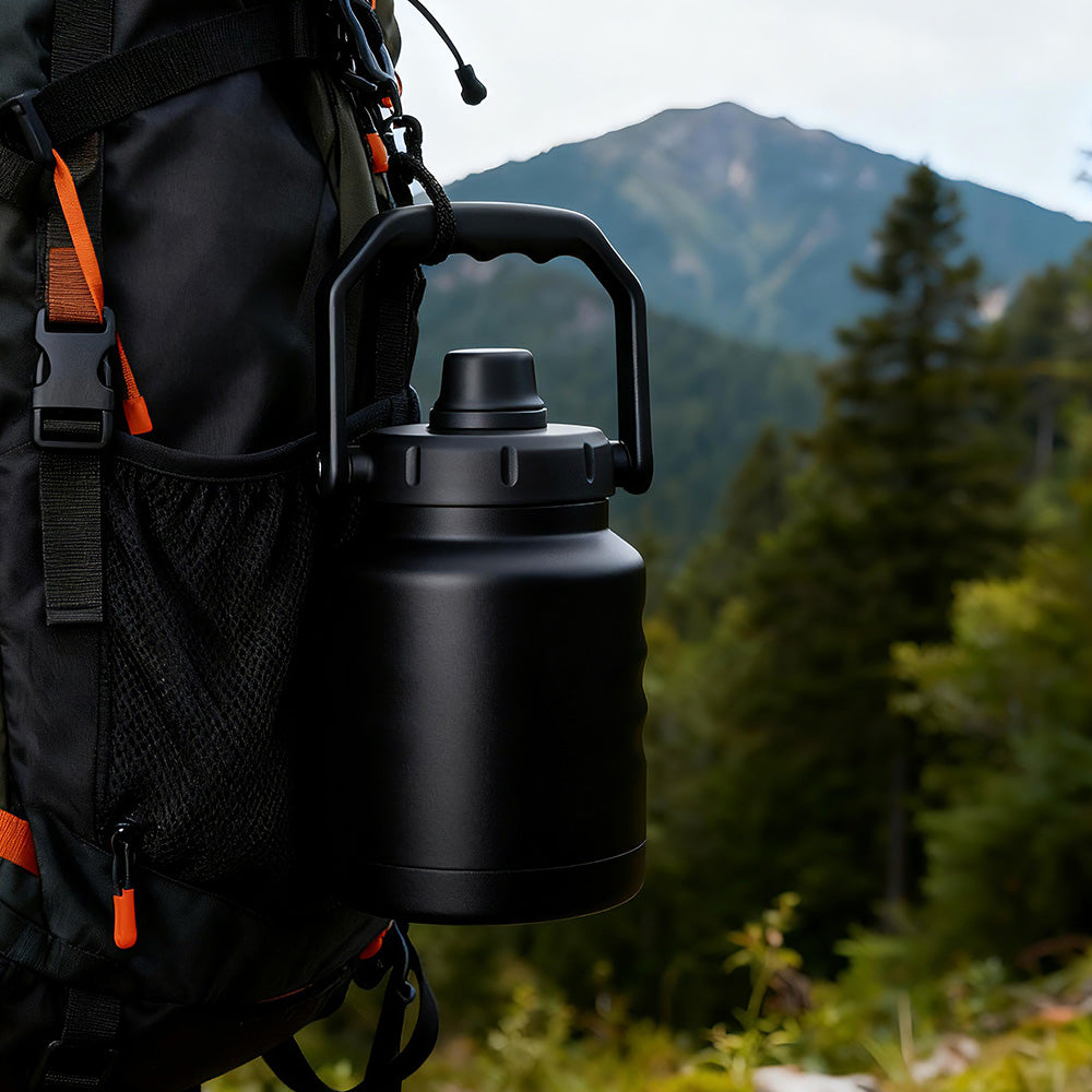 With a classic, customizable design, this 1.2L/1.8L stainless steel vacuum flask tumbler offers 12–24 hours of thermal insulation and a large, easy-grip handle.