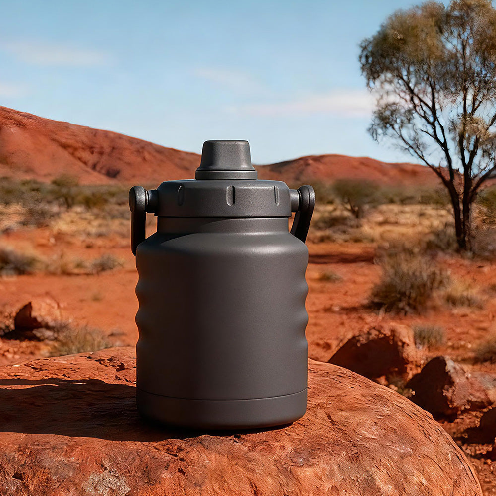 With a classic, customizable design, this 1.2L/1.8L stainless steel vacuum flask tumbler offers 12–24 hours of thermal insulation and a large, easy-grip handle.